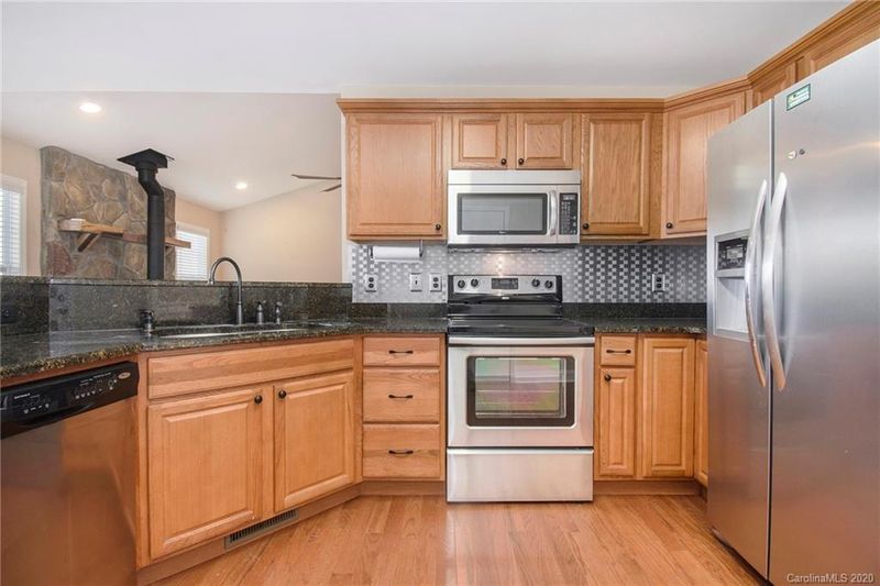 171 Falling Creek Dr, Statesville, NC 28625