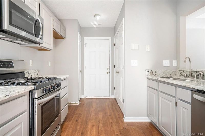 830 White Oak Ln, Matthews, NC 28104