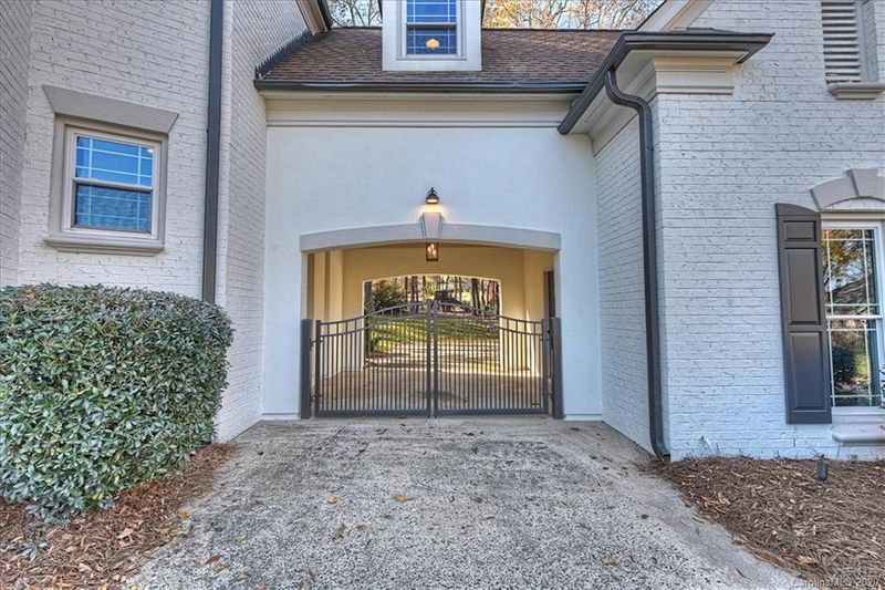 18934 River Falls Dr, Davidson, NC 28036