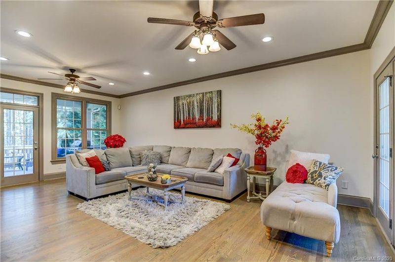 2389 Capes Cove Dr, Sherrills Ford, NC 28673