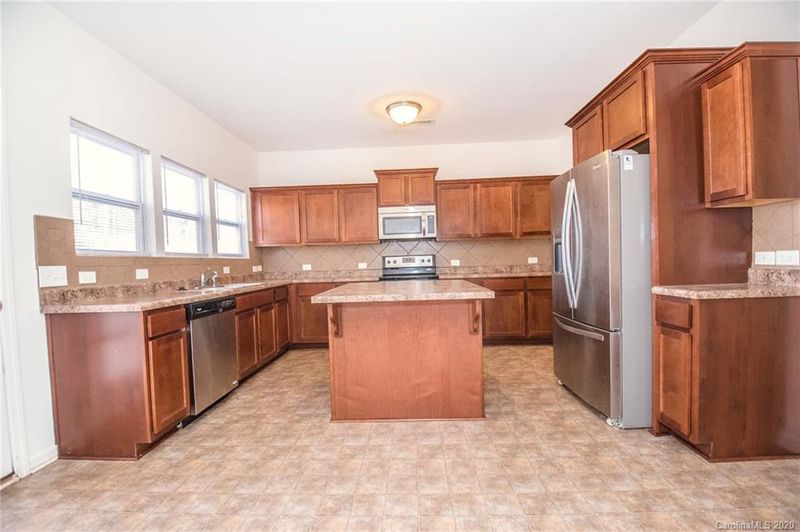 6621 Covington Commons Dr, Charlotte, NC 28227