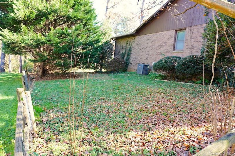 2070 Westover Rd, Hickory, NC 28602