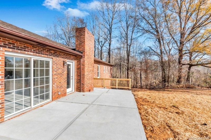 207 Lamplighter Ln, Mount Holly, NC 28120