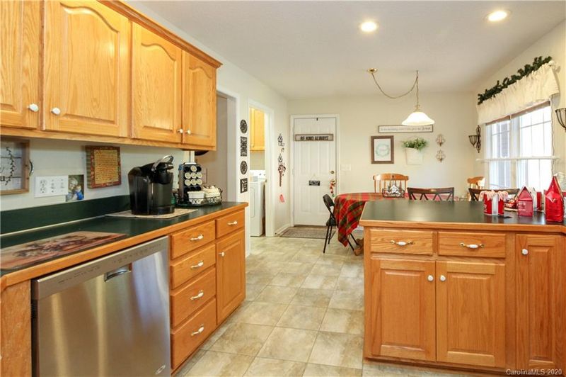 1885 Lorelei Ct, Mount Pleasant, NC 28124