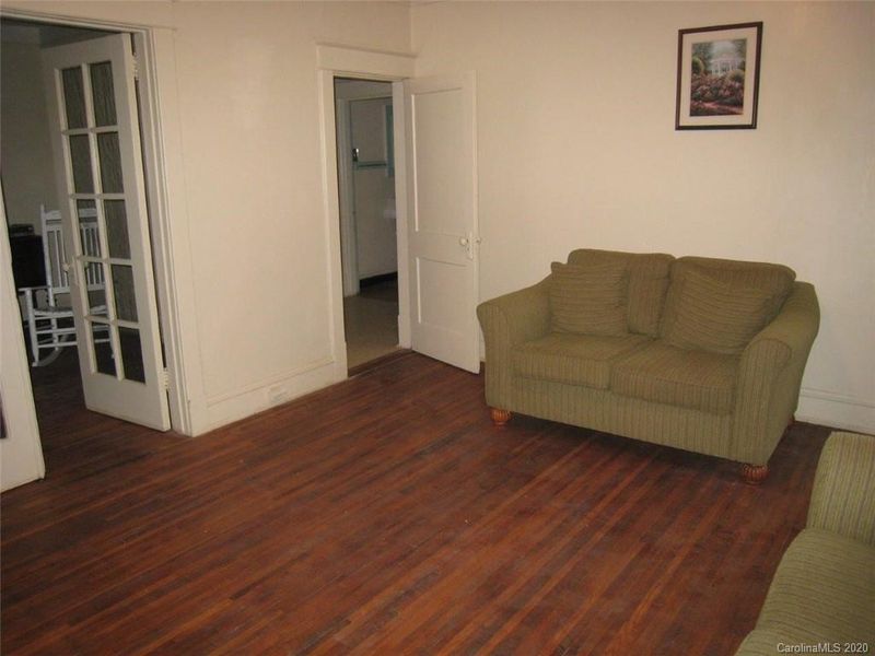 1061 S Center St, Hickory, NC 28602