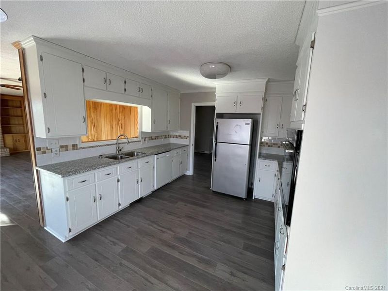 2414 Kimway Dr, Matthews, NC 28105