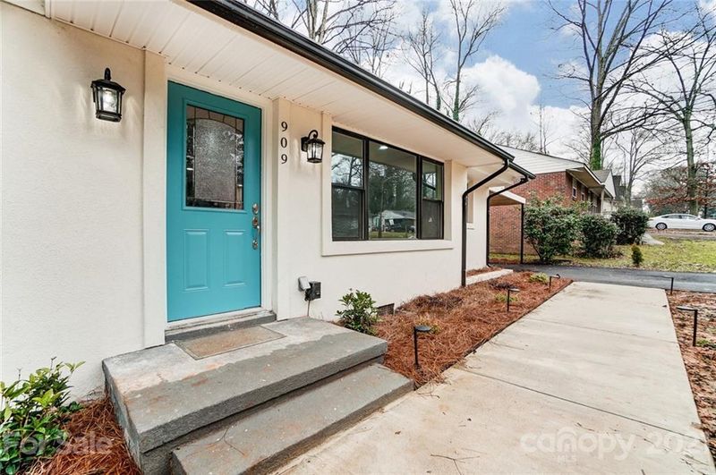 909 Crestmere St, Charlotte, NC 28208