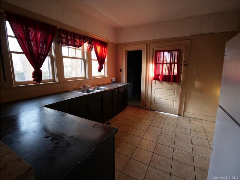 638 Front St, Statesville, NC 28677