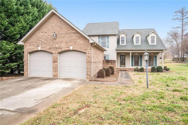208 Chateau Dr, Gastonia, NC 28056