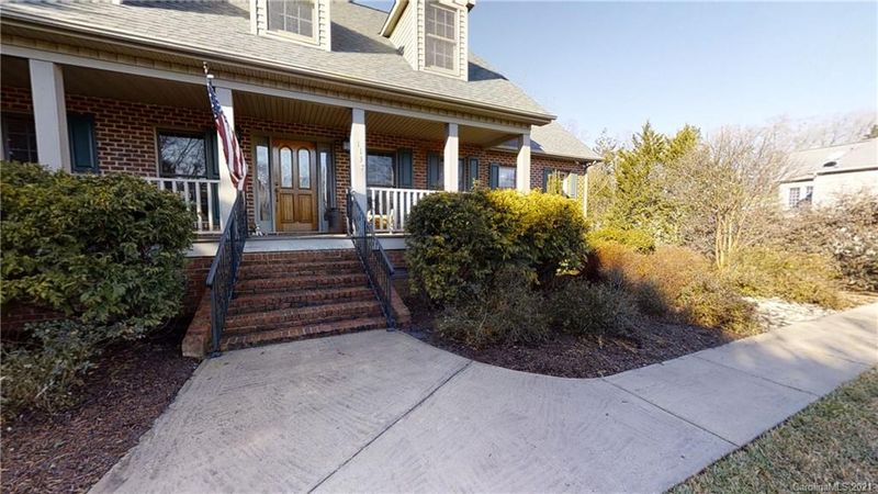 1137 Walnut Acres Dr, Hickory, NC 28602