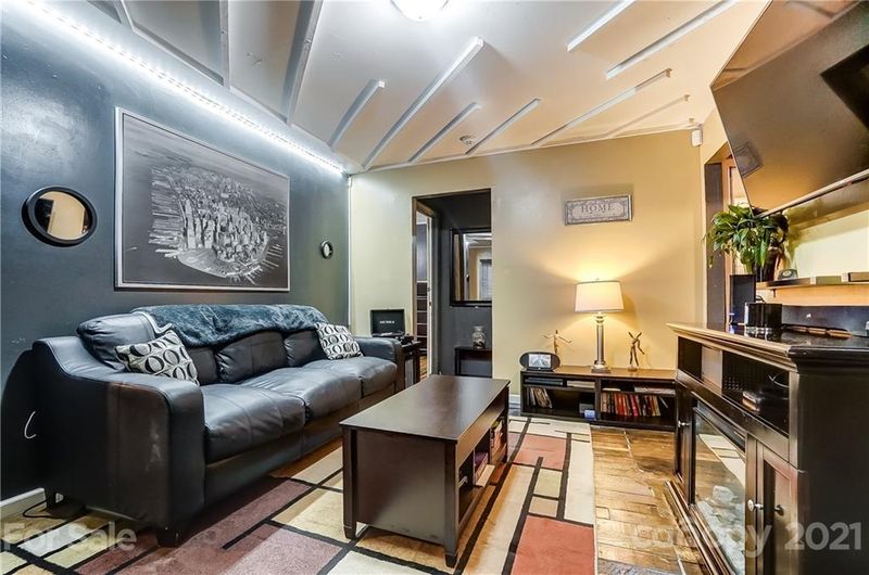 825 Pennsylvania Ave, Charlotte, NC 28216