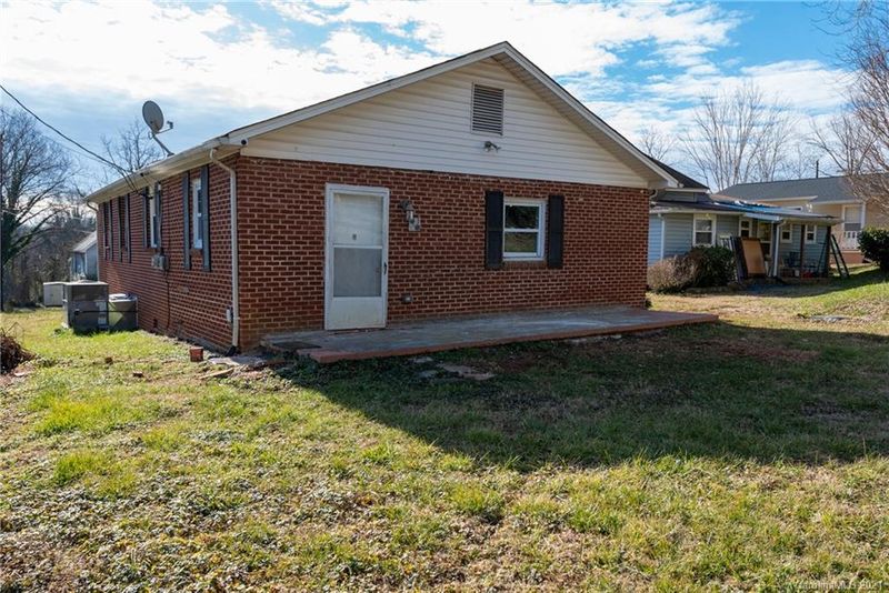 29 7th Ave SE, Hickory, NC 28602