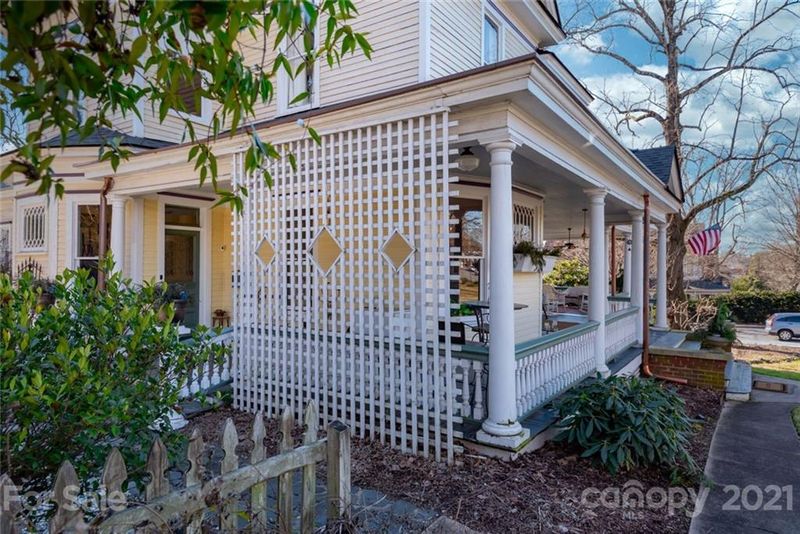 206 3rd Ave NE, Hickory, NC 28601