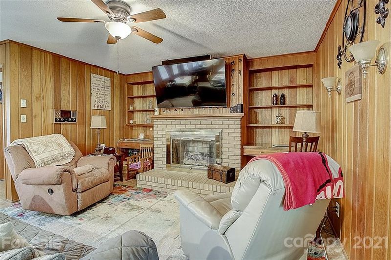 106 Greenview Dr, Kannapolis, NC 28081