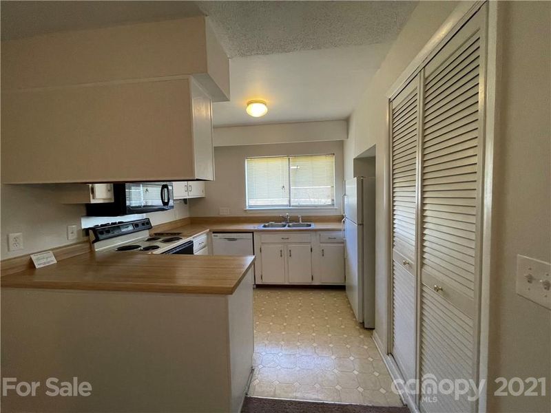 4829 Spring Lake Dr, Charlotte, NC 28212