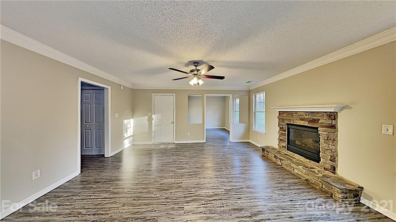 825 Raindrops Rd, Gastonia, NC 28054