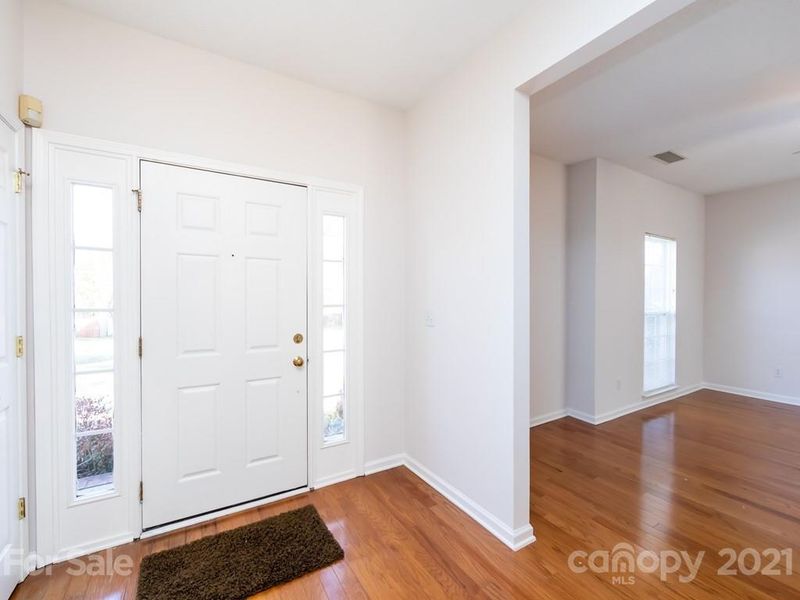 9008 Steelechase Dr, Charlotte, NC 28273