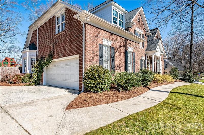 725 Queen Charlottes Ct, Charlotte, NC 28211