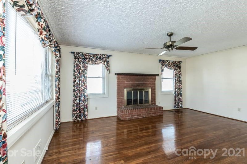 125 W 6th St, Newton, NC 28658