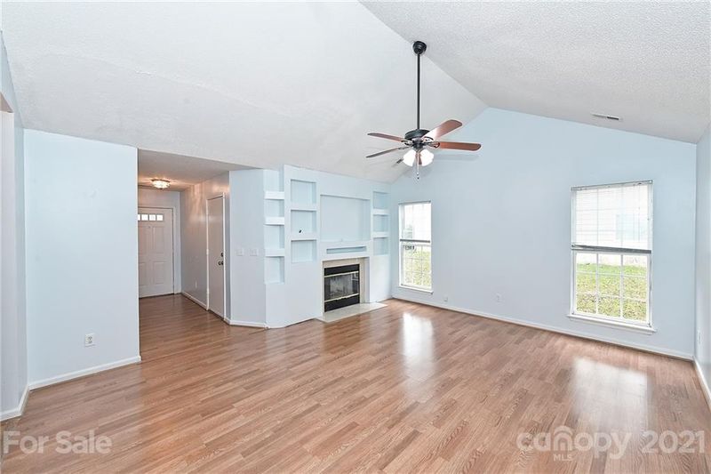 8620 Warwick Crest Ln, Charlotte, NC 28215
