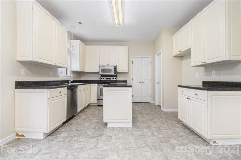 9200 Torrence Crossing Dr, Huntersville, NC 28078