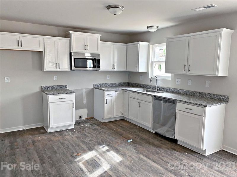 1492 Mayfair Dr, Conover, NC 28613