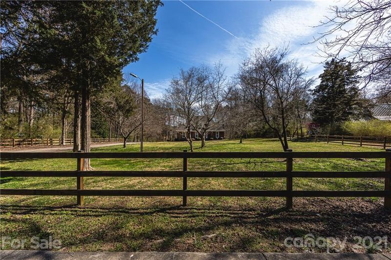 2734 Rice Rd, Matthews, NC 28105