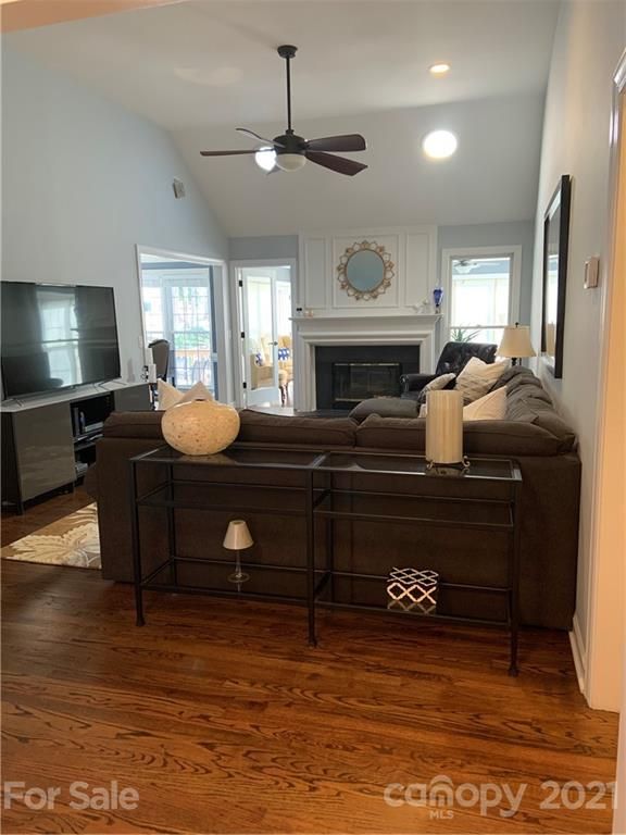 1907 Tanfield Dr, Matthews, NC 28105