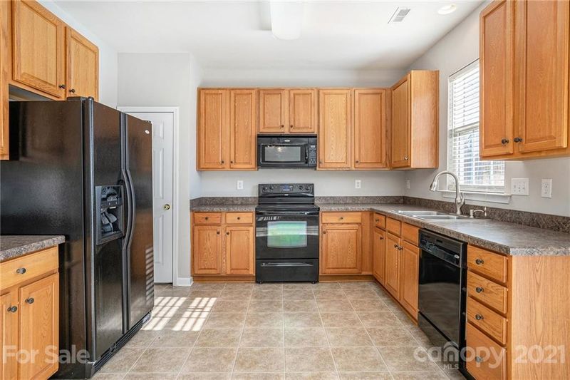 4100 Houldsworth Dr, Charlotte, NC 28213