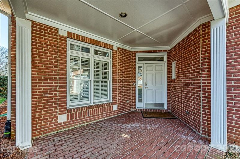 4124 Sharon Commons Ln, Charlotte, NC 28210