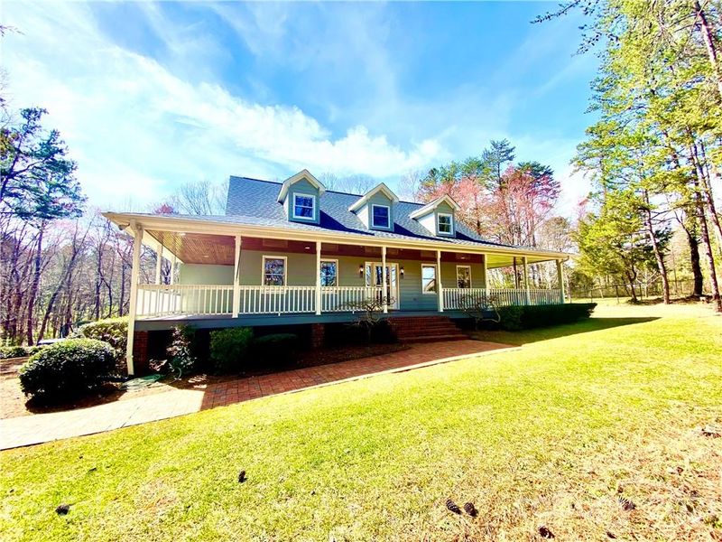 3776 Pinecrest Dr NE, Hickory, NC 28601