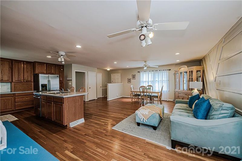 1501 Redcoat Dr, Charlotte, NC 28211