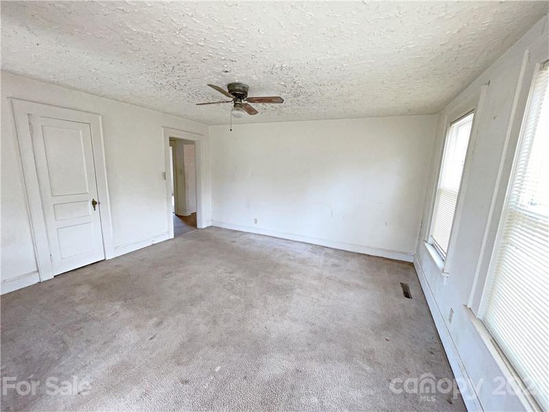 1907 32nd St NE, Hickory, NC 28601