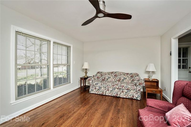 1700 Oakridge Dr, Charlotte, NC 28216