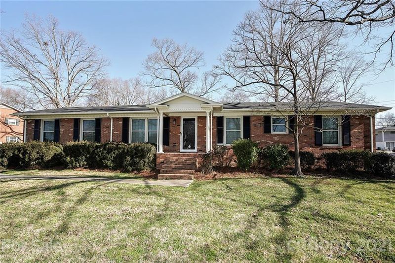 1700 Oakridge Dr, Charlotte, NC 28216