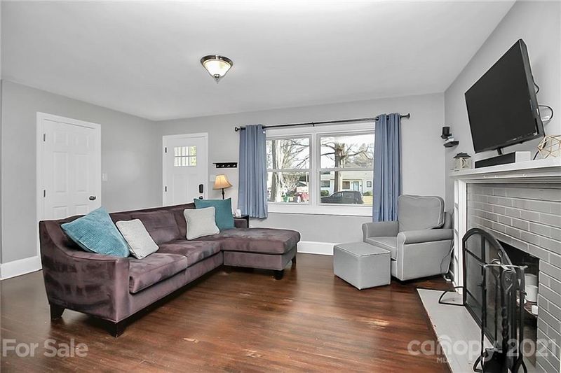 1300 Dresden Dr, Charlotte, NC 28205