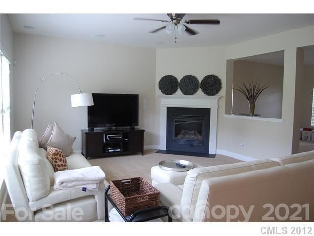 1921 Double Cedar Dr, Charlotte, NC 28214