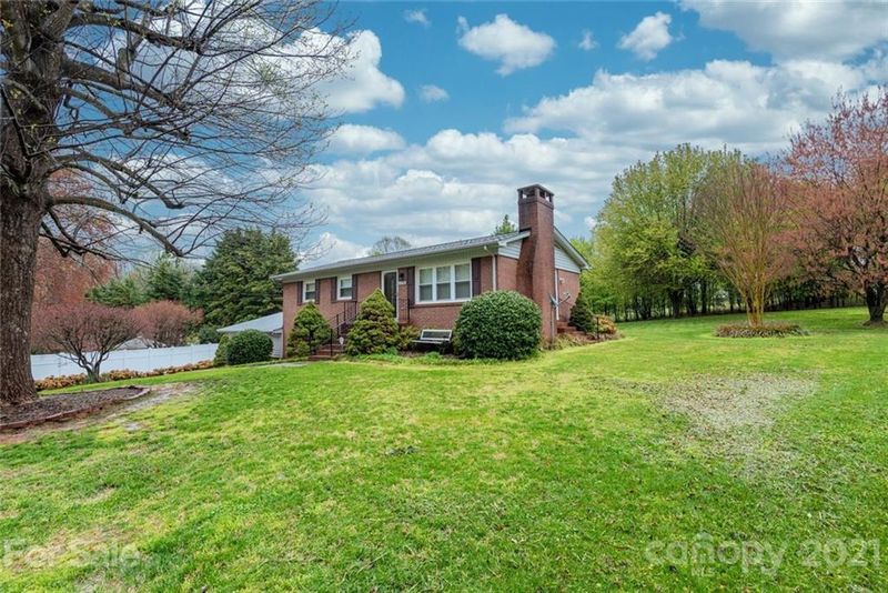 2258 Amelia Ct, Newton, NC 28658