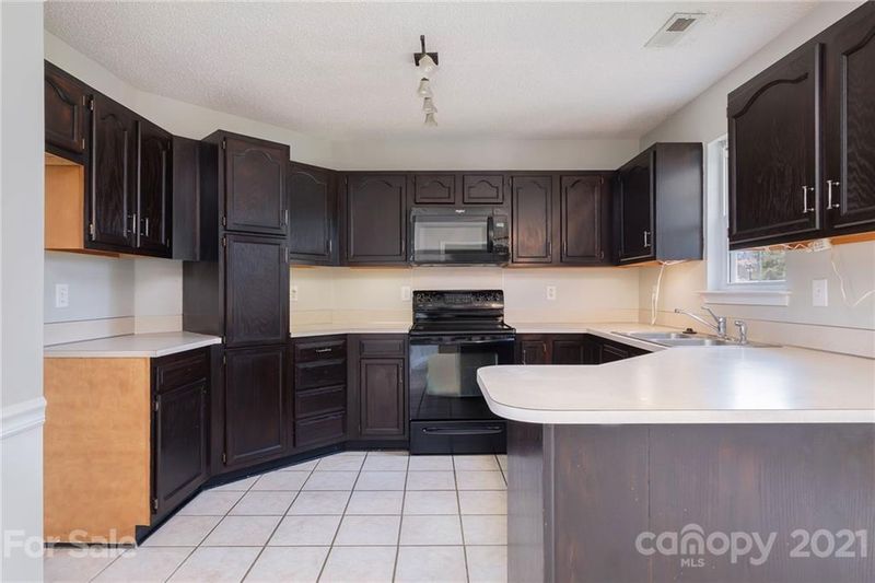 2001 Westminster Ln, Matthews, NC 28104