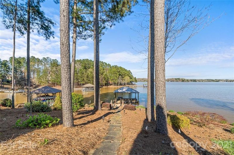 9210 Fair Oak Dr, Sherrills Ford, NC 28673