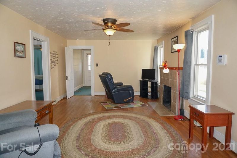 414 4th St SW, Conover, NC 28613