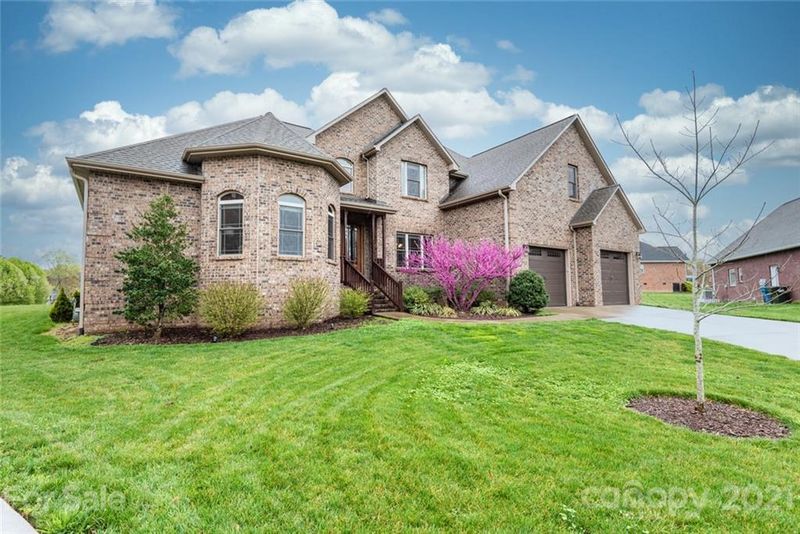 899 38th Ave NE, Hickory, NC 28601