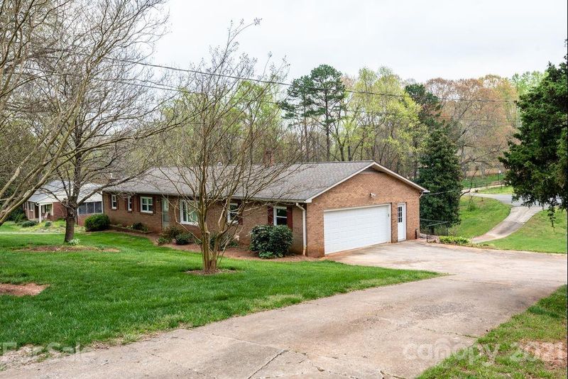 330 29th Ave NE, Hickory, NC 28601