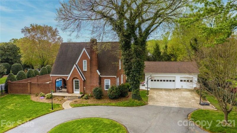 1045 12th Ave NW, Hickory, NC 28601