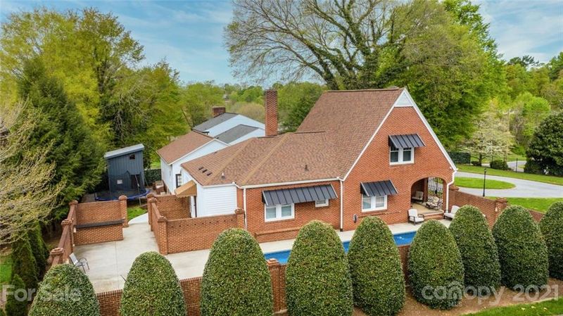 1045 12th Ave NW, Hickory, NC 28601