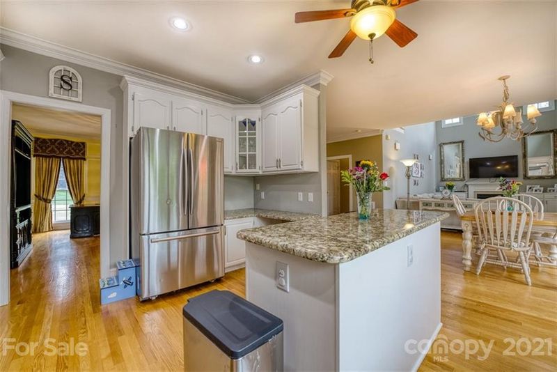 2210 Caernarfon Ln, Matthews, NC 28104