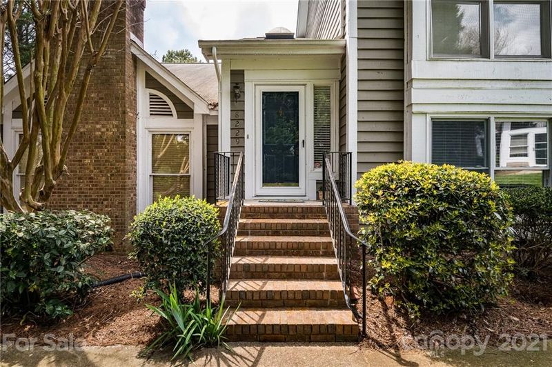 8229 Tradd Ct, Charlotte, NC 28210