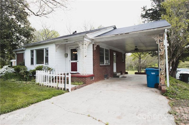 225 8th St SW, Hickory, NC 28602