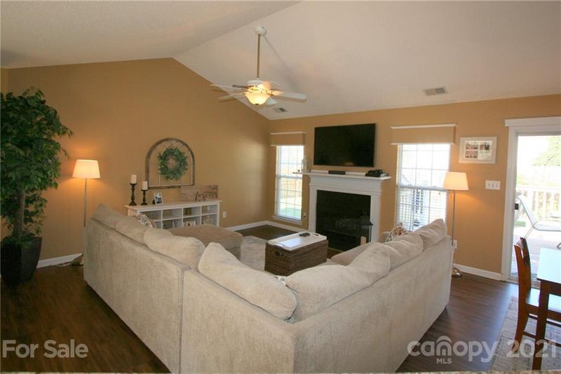 2213 Coatsdale Ln, Matthews, NC 28104