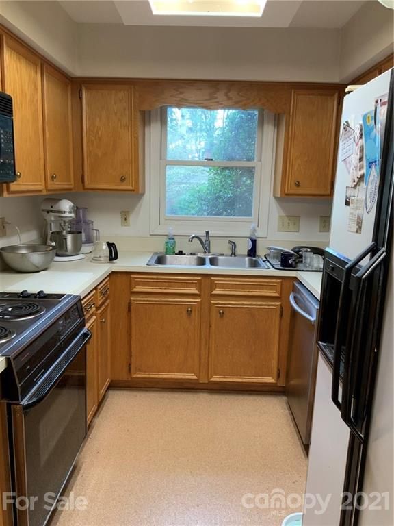 855 21st Ave NE, Hickory, NC 28601